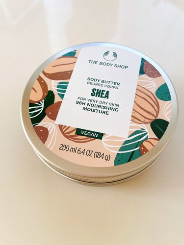 THE BODY SHOPボディバター シア

初めて使いました！

重めのクリームなのですごく伸びるって
感じではないです

でもベタベタしないのに潤っていて
凄くいいです

香りもいいので癒されます