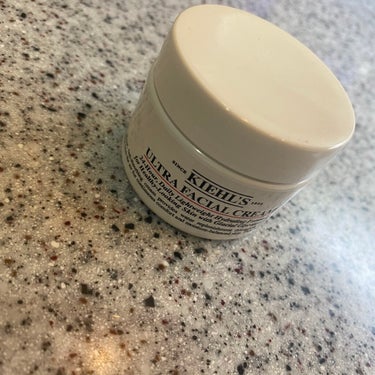 Kiehl'sのキールズ クリーム UFCとキールズ エッセンス ミスト。

どちらも先輩からプレゼントでいただいたものです🥰(センスが神…🥺)

まずキールズ エッセンス ミストですが…
めちゃくちゃ