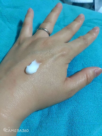 クリスタルブルーム スノー パフュームド ハンドクリーム/JILL STUART/ハンドクリームを使ったクチコミ(2枚目)