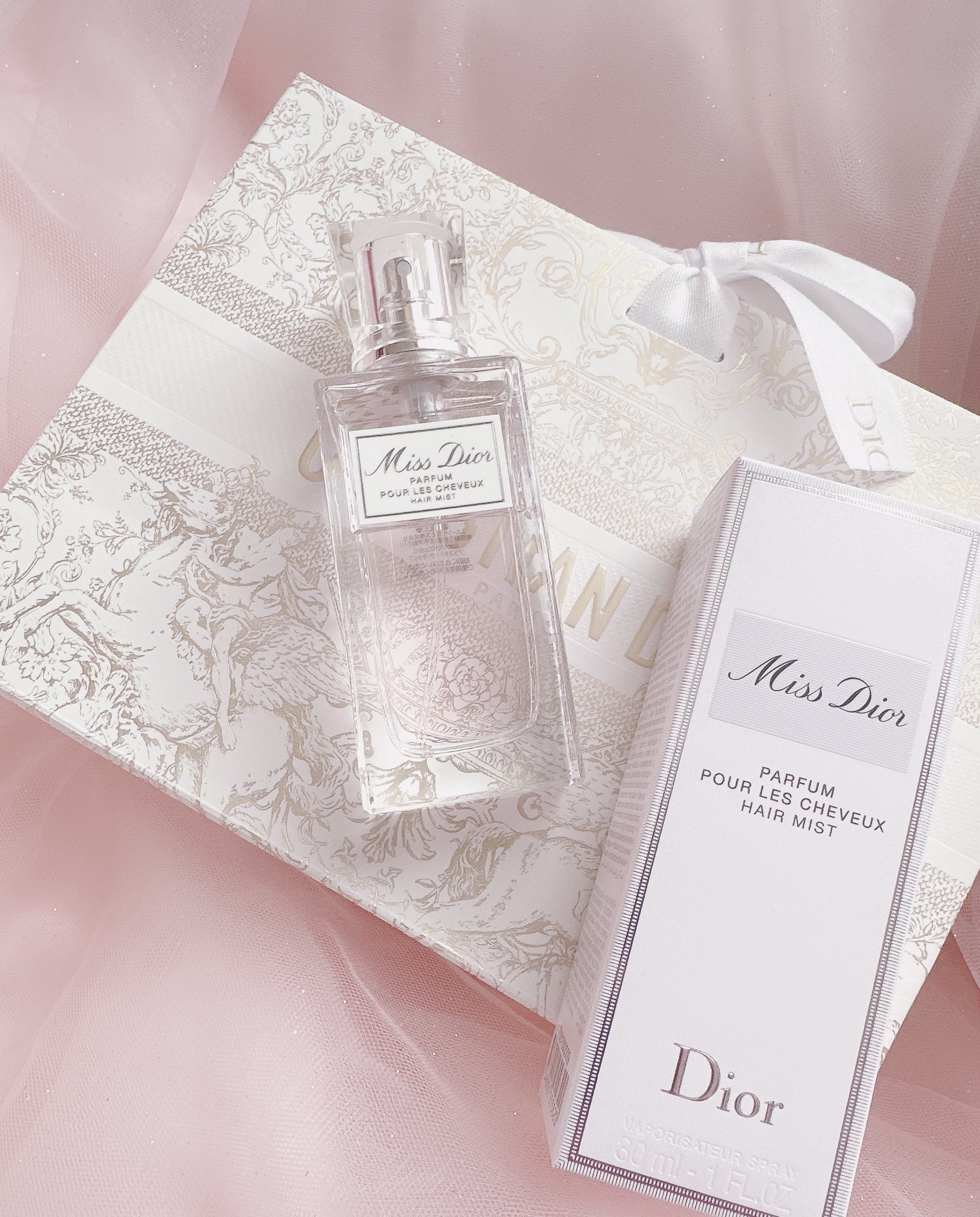 Dior
ミス ディオール ヘア ミスト

もう何度もリピしている
Diorミス ディオール ヘア ミスト
ブルーミングブーケの香りが
華やかな気分にしてくれる
エレガントなボトルも素敵💓
髪もスプレーした日は
艶感あるように見えるので
