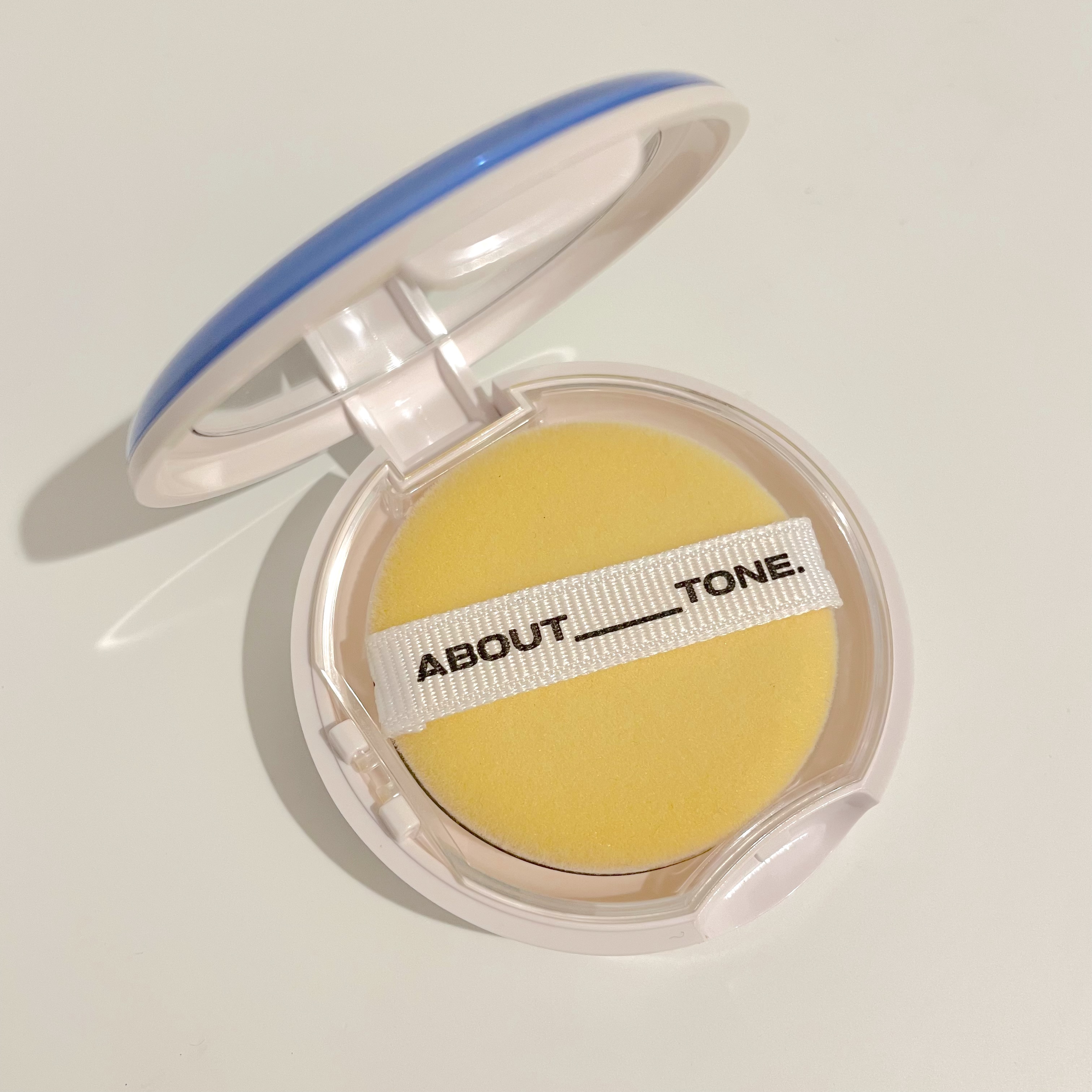 ABOUT TONE エアーフィットパウダーパクトのクチコミ「エアーフィットパウダーパクト💐

プレストタイプのパウダーで軽いつけ心地。
わたしはブラシで塗.....」（2枚目）