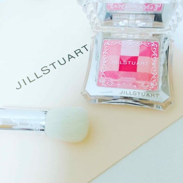 JILLSTUART
ミックスブラッシュコンパクトモアカラーズ17
限定だった気がするようなしないような

ジルといったらやっぱチーク!!
と思っているのは私だけでしょうか
この9色入ってるシリーズは多