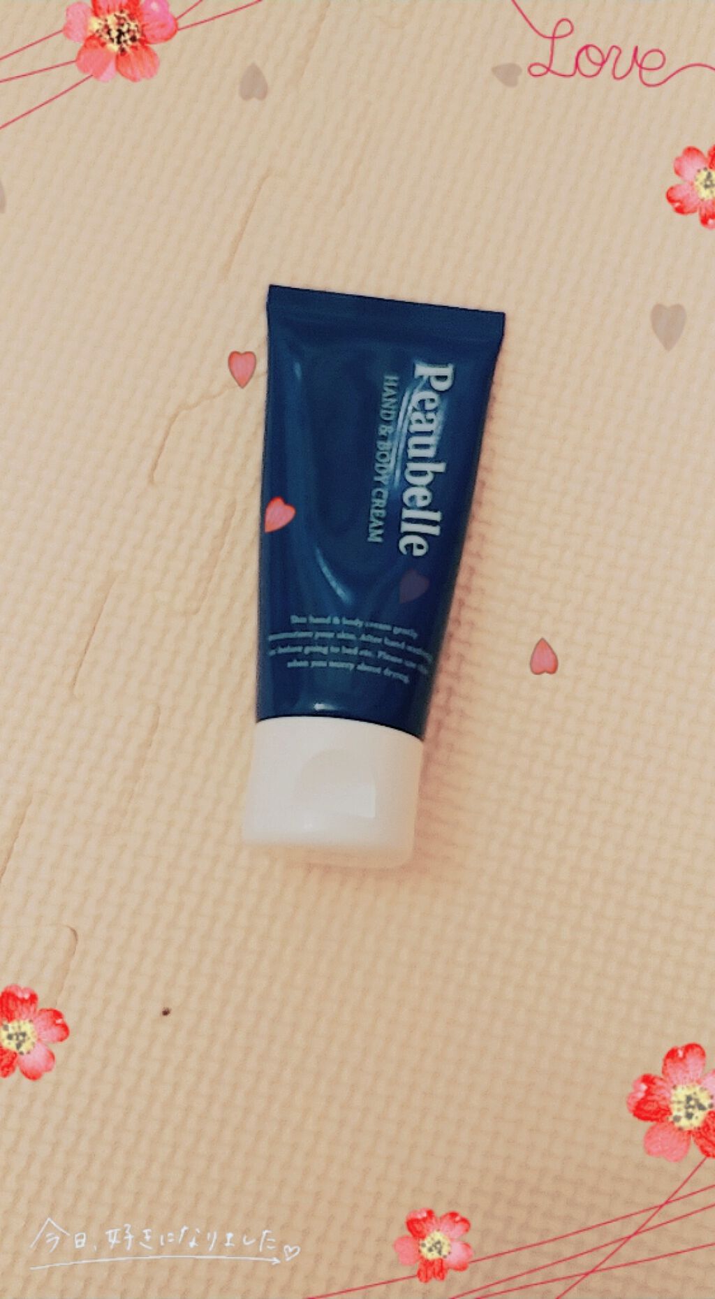 DAISO、いつもクリーム系が新作出てるんですが、
今回は、
peaubelle ハンド＆ボディークリームが売ってたので🌷


試しに買ってみました🌷🌷🌷


香りはシンプル♥なフローラルな香りで
クリームは濃厚？タイプで肌にベタッ