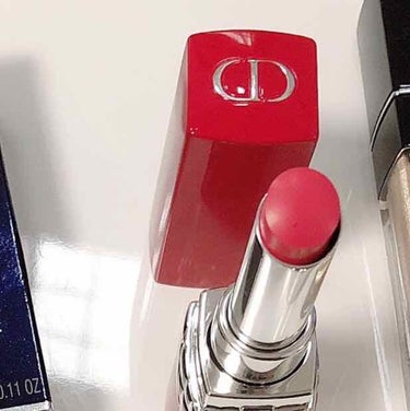 Dior ルージュディオールウルトラルージュ555


私普段コーラル系が似合わないって言うか量産ぽくて嫌いで避けがちなんですが、

メゾンドボーテモデルのひとりが紹介してるの見て買ってしまったこちらの