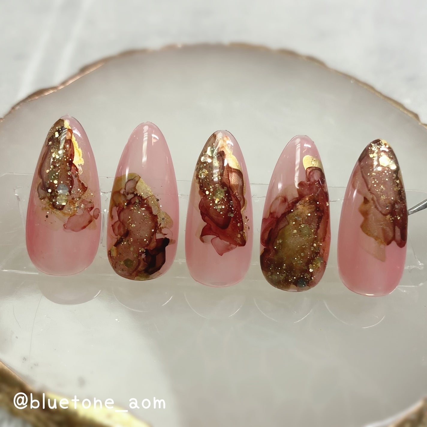 ⋆͛🦖⋆͛aomi on LIPS 「イチゴチョコみたいなニュアンスネイル美味しそう🤤🍓🍫インクやっ..」(5枚目)