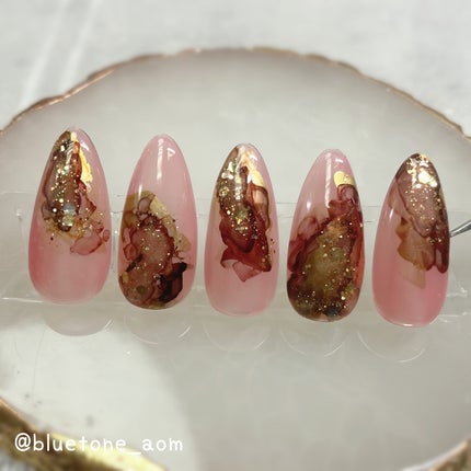 ⋆͛🦖⋆͛aomi on LIPS 「イチゴチョコみたいなニュアンスネイル美味しそう🤤🍓🍫インクやっ..」(5枚目)