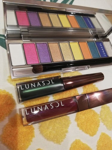 LUNASOL　10色アイシャドウ　😊
思ってた以上に可愛くてよかったです❗
今さらの投稿になりました(--;)

記録のために残します🎵

正直見た目で購入❤️パレット開くたびにテンション上がります(