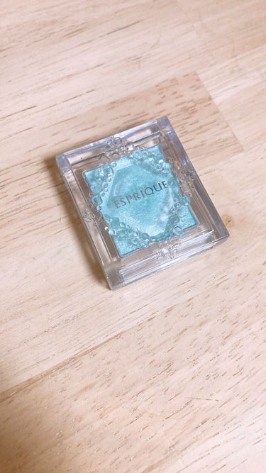 ロムアンドぷちオタク on LIPS 「綺麗な薄い水色のアイシャドウです！！・水色でラメが入っているの..」（1枚目）