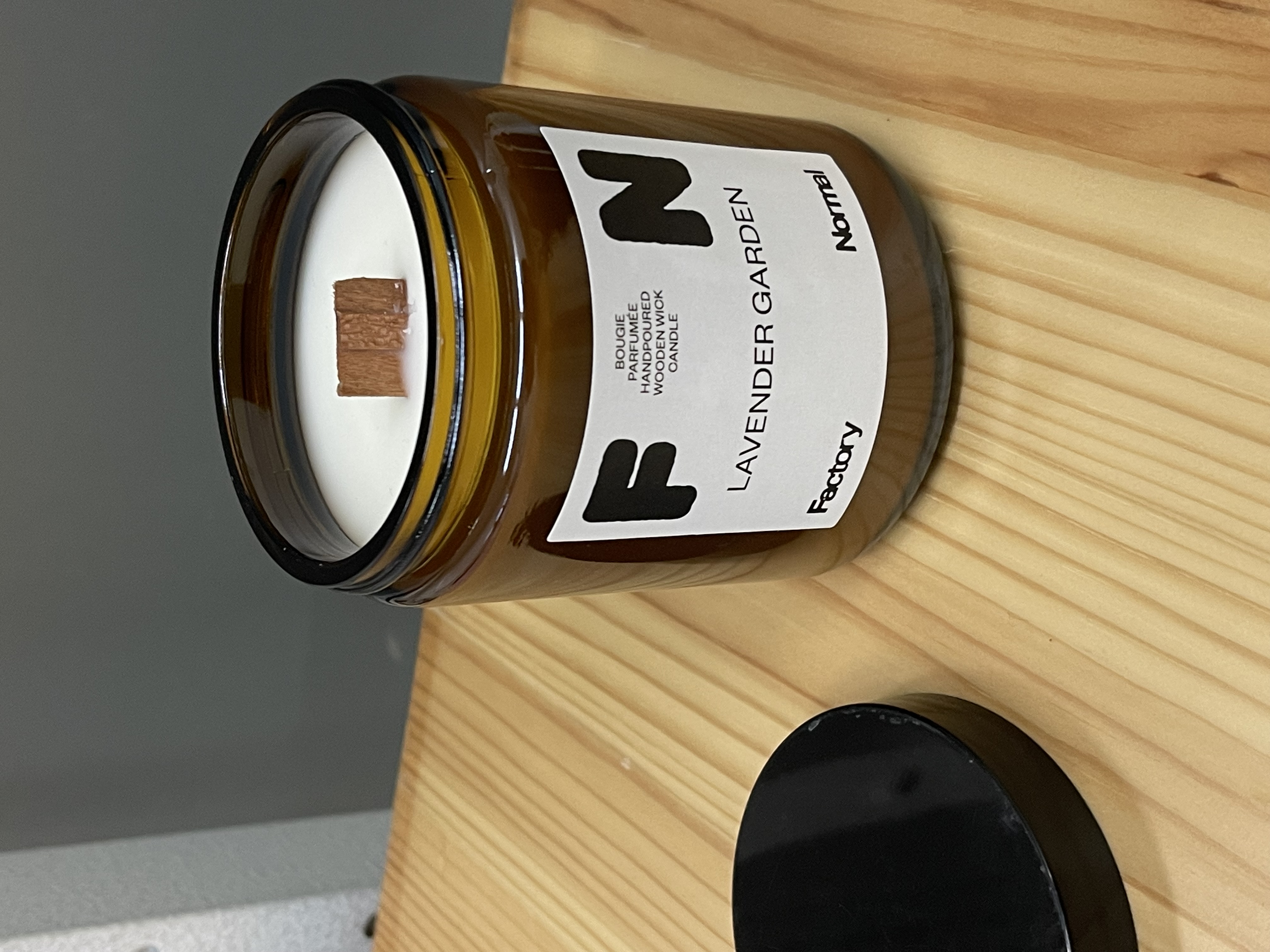 茶色い瓶 ウッド芯 キャンドル - Lavender Garden/Factory Normal/アロマキャンドルを使ったクチコミ（1枚目）