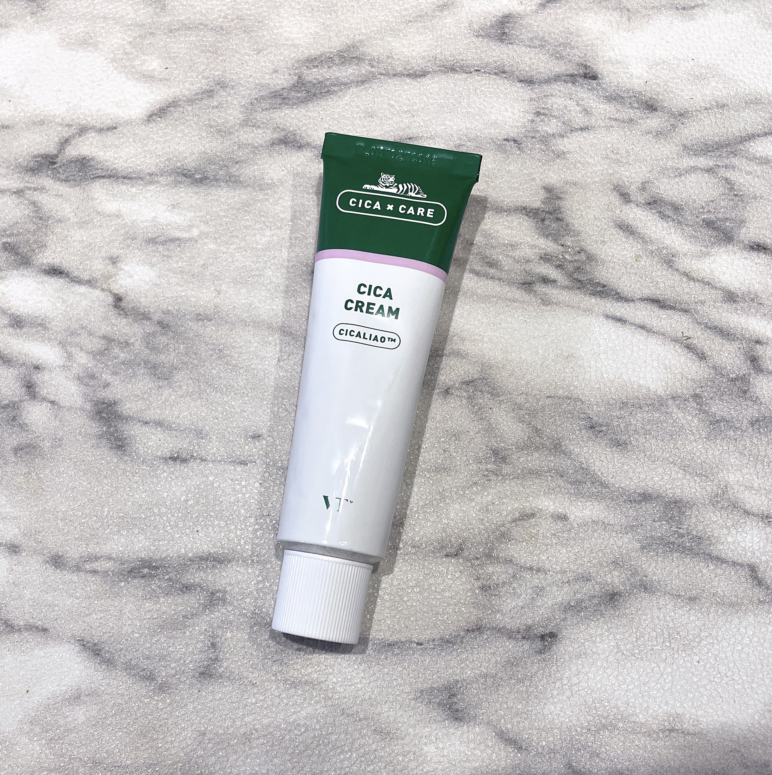 VT
CICA クリーム

【商品説明】
CICAの成分に含まれているツボクサは、
古くから薬用の植物として重宝されており
ダメージを受けた肌を速やかに落ち着かせ
ます。

【使用感】
半透明のグリーンのみずみずしいジェル
伸びもよくて肌な