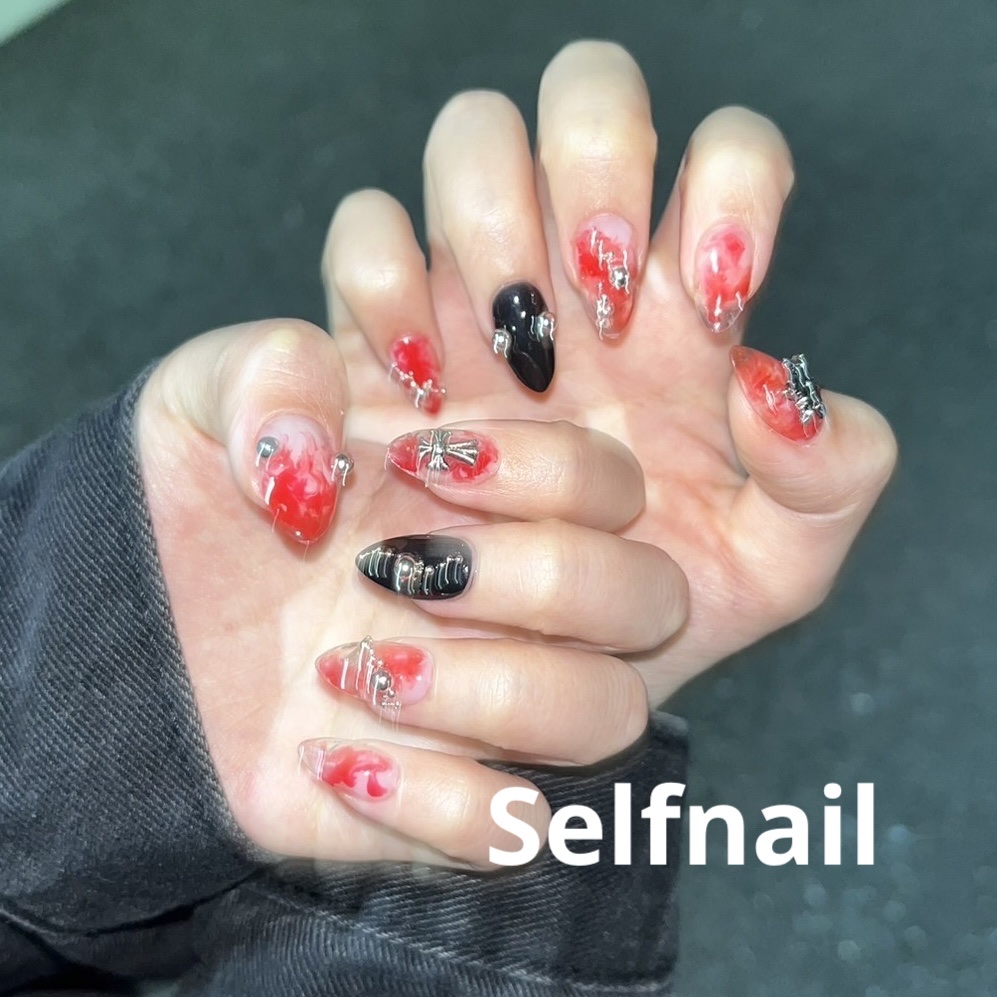自己満セルフネイルじゃー！！✨
今回はブラックと赤ジェルさえあれば簡単なセルフネイル💅✨

あとパーツはブリオンやクロムハーツ系を好きなだけ載せ載せして完成なの🥺

むちゃくちゃ可愛いでしょ🥺✨
最近は赤に激ハマり中❤️

#セルフネ