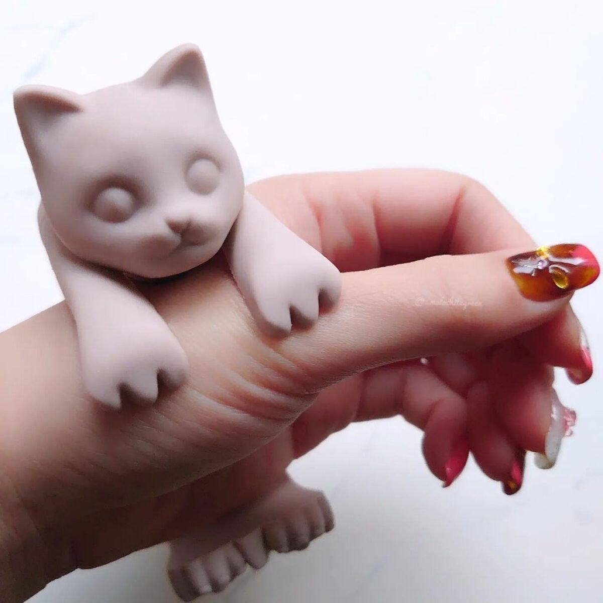 ほぐにゃん 腕もむにゃん😺
我が家に可愛い子が来ました～🐱(モニター)
腕や手をマッサージしてくれる猫ちゃんです😸
シリコン(かな？)の猫ちゃんで、腕や手にセットして反対の手で圧をかけると、猫ちゃんの胸・腹・下腹部にあるこぶが良い感じ