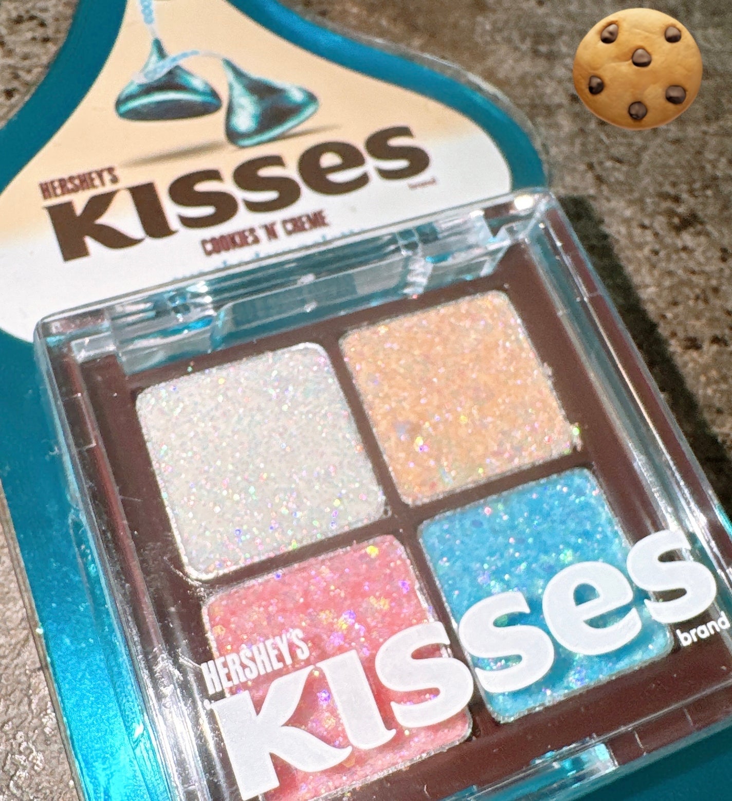 メキメキメッキ on LIPS 「今日見かけて衝撃を受けたバレンタインコスメこれがチョコ…?同じ..」(3枚目)