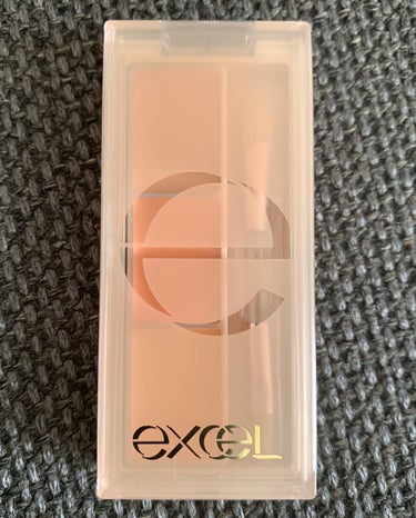 🌸excel（エクセル）
サイレントカバーコンシーラー  3.5g
1600円＋税

スキンタイプ：ノーマル


コンシーラーを今まで使ってなかったのですが、シミが気になりだしたので試しに購入しました。

伸びは、コンシーラーにしたら塗りやすいのかな？。
気になるシミや気になる箇所に筆で軽くトントンたたきこむよう付けて、3色カラーで肌色にも馴染ませやすいです。

数日使ってみて
結局、一番明るい色ばかり使ってます。
使う下地でも変わりそうです。（ラロッシュポゼ使用）

●小鼻周りの赤み
綺麗にカバー出来て良い。
この赤み消しが1番気に入ってます。
厚塗り感なくナチュラルにカバーできて良い。

●涙袋
程よくしっとりで、使えます。
乾燥してカサカサにならないし良い。

●目元のクマ
薄いクマなのですが、ぼやけて程よい。

●頬のシミ
最初はほぼ消えてますが、マスクが擦れる箇所なので取れやすい。
頬のシミには、擦れに強い取れにくいコンシーラーを仕込んだ方が良さそう。

●唇周りの色むら
綺麗にムラがなくなって、リップライン取りやすいです。


薄いカラーだけ使ってるので、他のカラーは残りそう。


✅3色のスキンカラーで肌悩みを無かったことにする、高密着コンシーラーです。

✅硬めのテクスチャーだから高密着。

狙ったところにピタッとフィットして、動きの激しい目元・口元でもヨレずにキープ。

3種の植物由来オイル配合で、メイクしながらお肌をケア。

単色で塗っても、混ぜてもOK!自分にピッタリの色が作れる3つのスキンカラー。



✅成分

トリイソステアリン酸ポリグリセリル−2、合成フルオロフロゴパイト、ステアリン酸エチルヘキシル、ポリエチレン、テトラ(ヒドロキシステアリン酸／イソステアリン酸)ジペンタエリスリチル、キャンデリラロウ、スクワラン、ホホバ種子油、オリーブ果実油、マカデミア種子油、ヒアルロン酸Ｎａ、シリカ、セスキイソステアリン酸ソルビタン、トコフェロール、メチコン、ジメチコン、マイカ、酸化チタン、酸化鉄、水酸化AL








#excel
#エクセル
#サイレントカバーコンシーラー
#コンシーラー
#サイレントカバー


の画像 その1