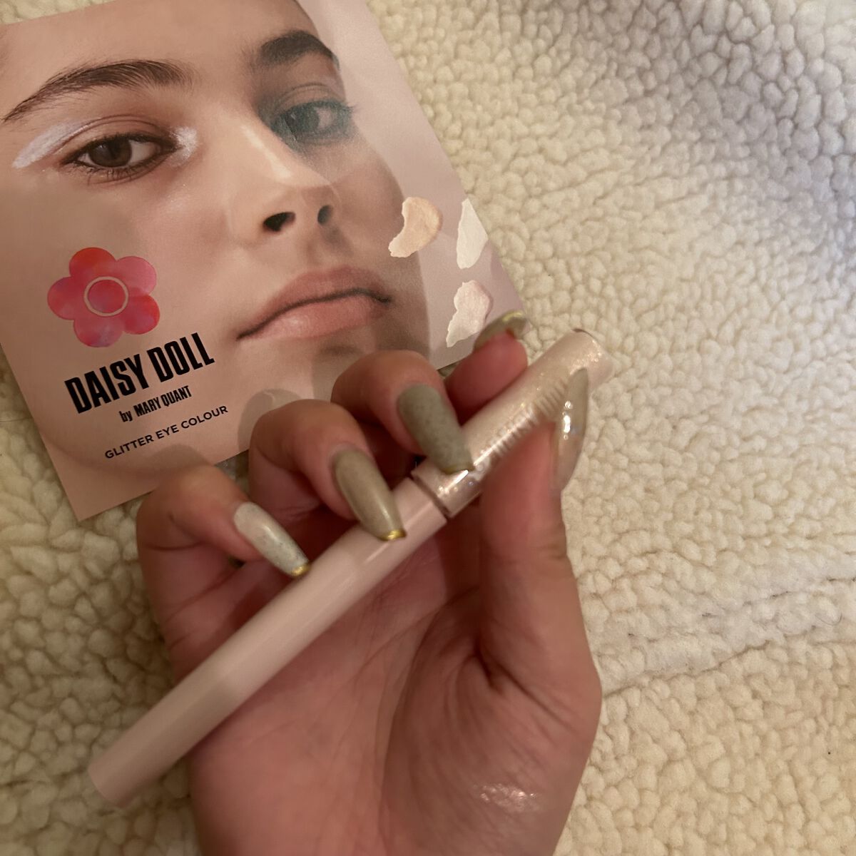 グリッター アイカラー/DAISY DOLL by MARY QUANT/リキッドアイシャドウを使ったクチコミ（2枚目）