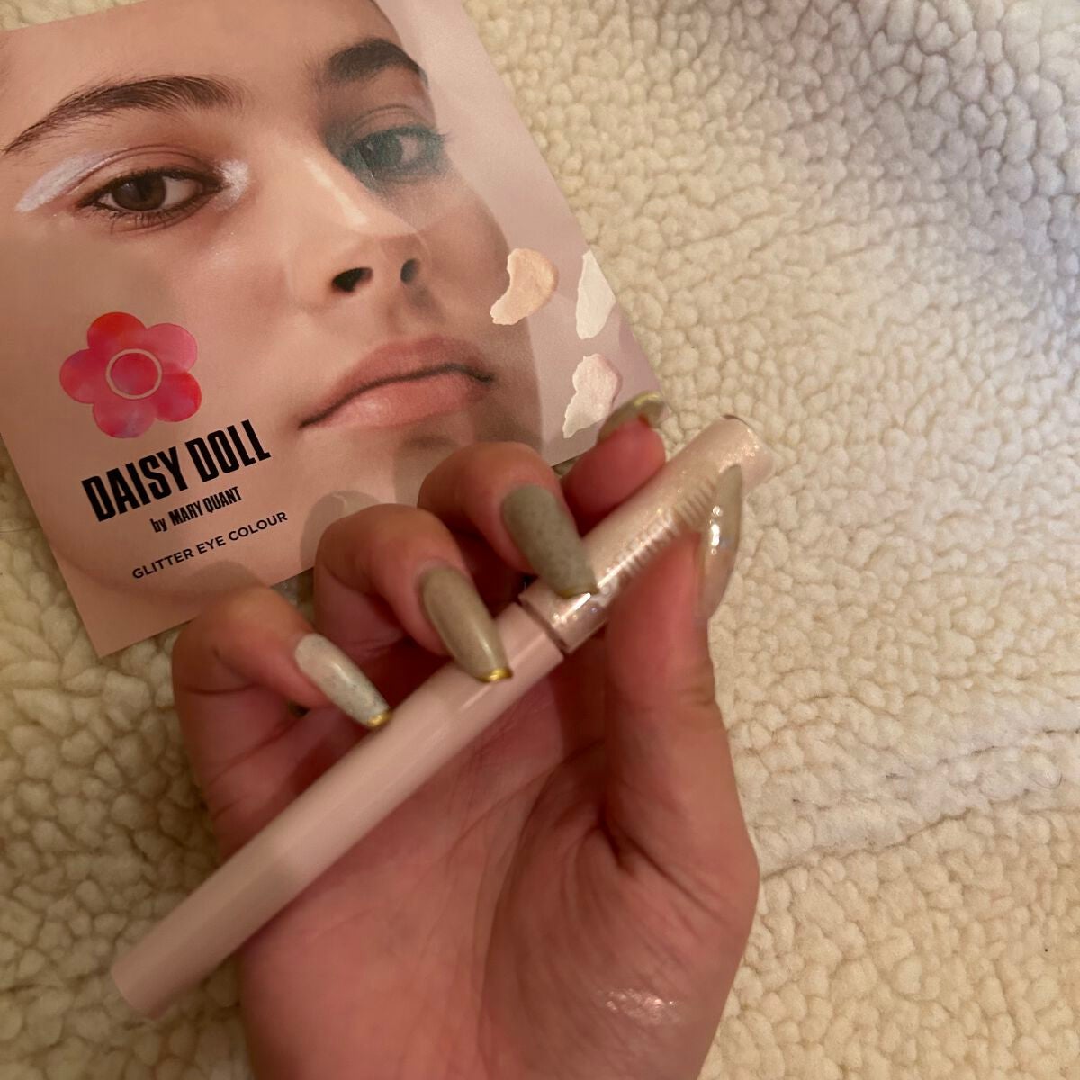 グリッター アイカラー/DAISY DOLL by MARY QUANT/リキッドアイシャドウを使ったクチコミ(2枚目)