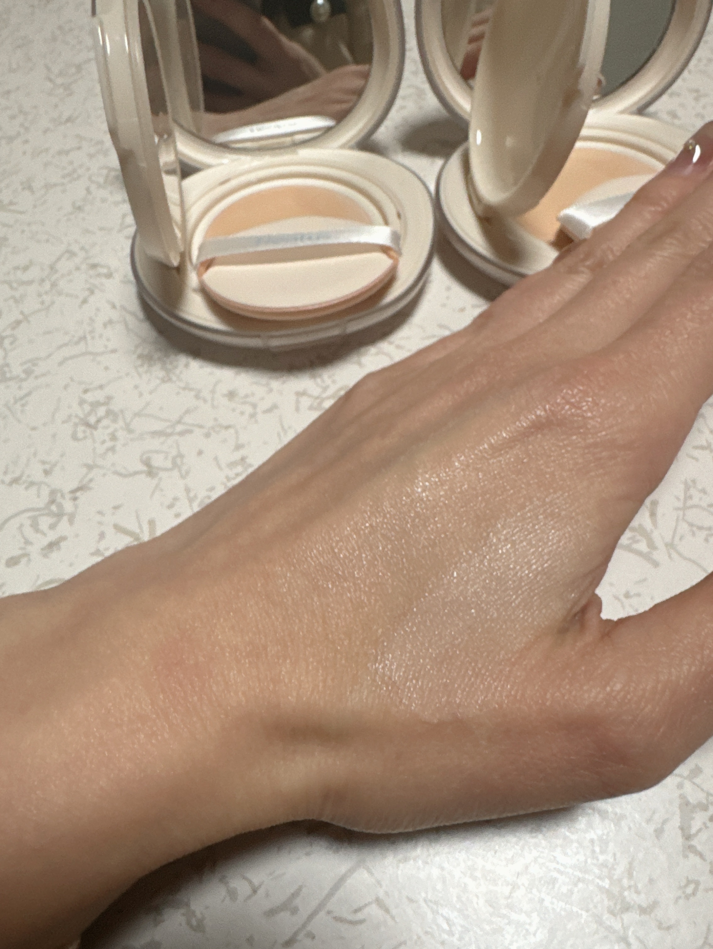 Healus：スキンブリージングクッション

頬の高いところや、フェイスラインは、23号使って、それ以外は、21号使っています💛

スキンケア成分を70%も使っているんですって💚
軽くて、伸びがいい♡

仕上がりは、みずみずしいナチュラ