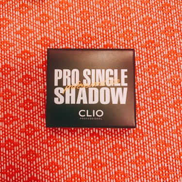 CLIO PROSINGLE  SHADOW
G02キャットプリーズ
買ってみましたー！！

キラキラにハマってるので、
プラザのテスターで一目惚れ。

普段使わない色なんで、
早速会社帰りヨレヨレの目