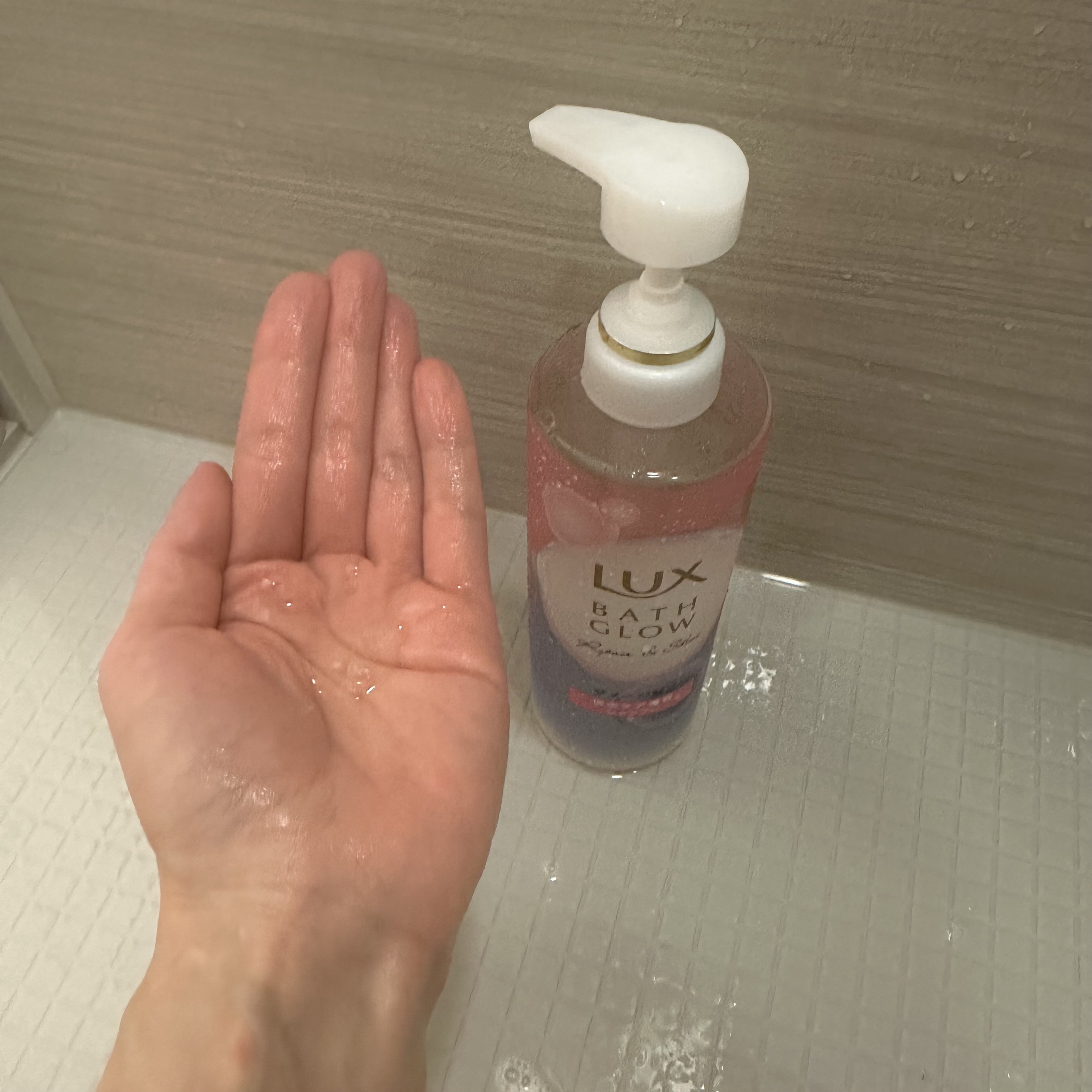 LUX バスグロウ リペア&シャイン シャンプー / トリートメントのクチコミ「シャントリとヘアブースターの3点セットで使いました！
シャンプーは泡立ち◯
トリートメントは少.....」（2枚目）