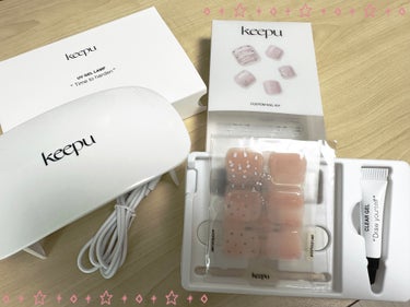 KEEPUのセルフカスタム ネイルシール、今回はペディネイルしてみました💅💗

貼り付けて自分の爪に合わせて爪切りでカットして、ジェル装飾をしてライトを当てれば完成💐

貼り付けるだけなので簡単に出来ち