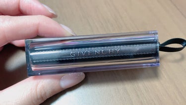 a on LIPS 「GIVENCHYの赤リップツヤ感があり、使いやすいと思います。..」（1枚目）