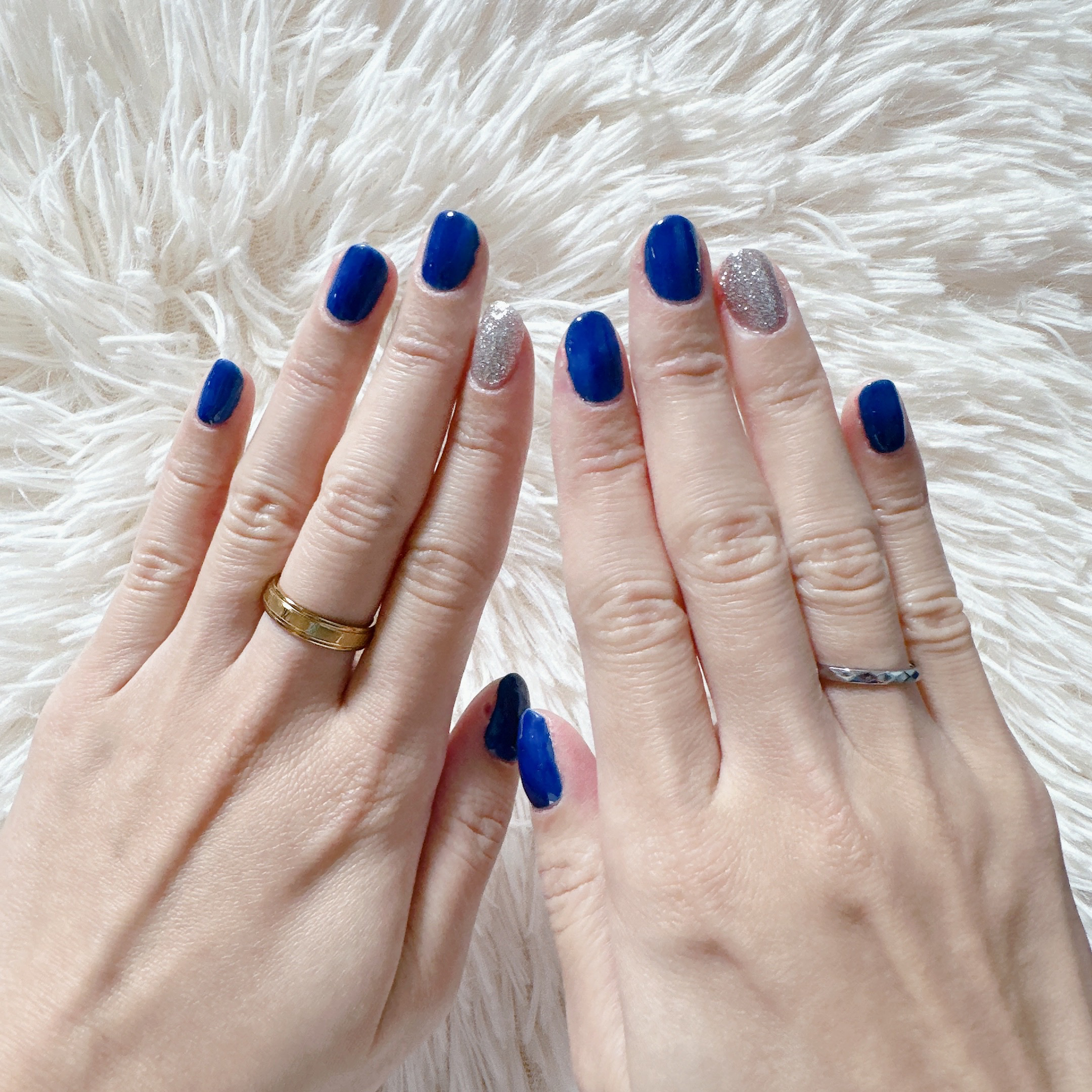 クリスマス前にしてた冬ネイル⛄️

ネイビー&シルバーラメで冬感を
出してみました✨

#煌めく冬ネイル 
#セルフネイル #ジェルネイル 
#セルフジェルネイル
#プチプラ #シンプルネイル 
#100均ネイル #ネイルデザイン
#セルフ