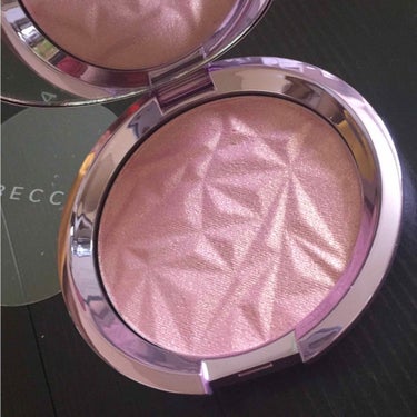 BECCA シマリング スキン パーフェクターのクチコミ「BECCA
Shimmering Skin Perfector Pressed
Lilac G.....」（2枚目）