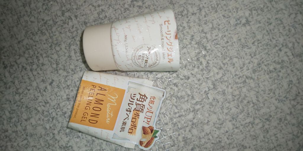 DAISO ピーリングジェルのクチコミ「こちらはDAISOで購入したピーリングジェルのアーモンドの使いきりです。
こちらは前にレビュー.....」（2枚目）