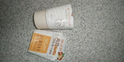 DAISO ピーリングジェルのクチコミ「こちらはDAISOで購入したピーリングジェルのアーモンドの使いきりです。
こちらは前にレビュー.....」(2枚目)