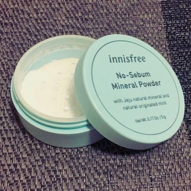 【innisfree　ノーセバム ミネラルパウダー】

脂性肌を救ってくれる魔法の粉でした！

▼使用感
ベビーパウダーのようにふわふわさらさらでした。
パッケージ自体が手のひらサイズなので、付属のパフ