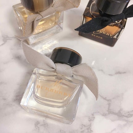 Burberry Beauty マイバーバリー オード トワレのクチコミ「雫を湛えた花々が咲き誇る春の庭園をイメージしたフレグランス。
スイートピーとレモンフラワーか.....」(1枚目)