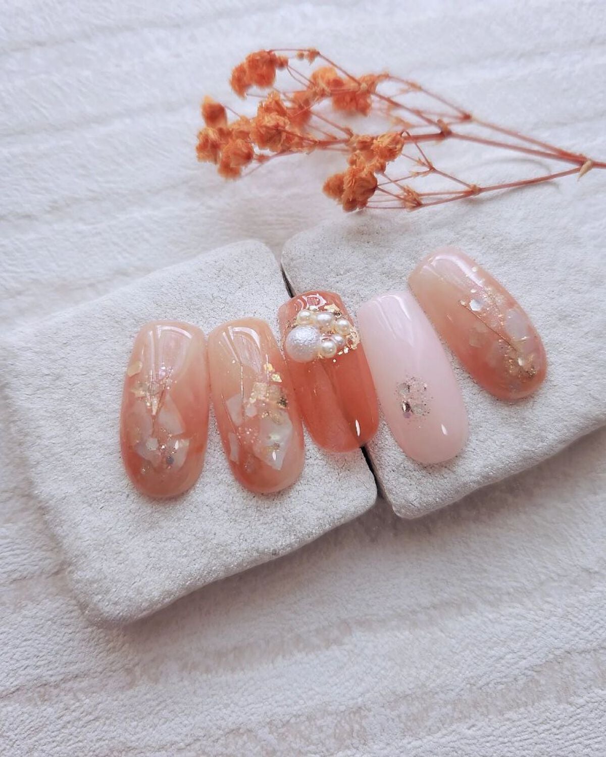 e_nails//フォロバ◎//ネイルとコスメ好きママ on LIPS 「天然石〜😁◇使用品は4枚目からいきなり寒くなって冬眠したい気分..」(2枚目)