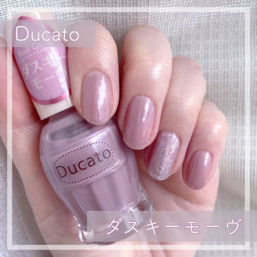 ●くすみカラーがかわいい❤︎Ducato モーヴピンク

【価格】
¥660- (税込み)

【使った商品】
Ducato ダスキーモーヴ

【商品の特徴】
青みがかったシアー感のあるモーヴピンク。
微粒子のほんとーに細かいラメ入り。

【使用感】
シアー感があるので1度塗りだとナチュラル。2度塗りでも肌馴染みが良く、オフィスネイルにぴったりです💅

青みピンクですが派手すぎない色味で他のポリッシュと合わせやすいです❤︎

【良いところ】
絶妙なモーヴピンク具合がお気に入り。
今まで使ってきた中で1番良い❤︎

ナチュラルに仕上がるけど発色もいいです。

【イマイチなところ】
このポリッシュに関してはイマイチなところが見当たらない。

【どんな人におすすめ？】
青みピンク好きな方、オフィスネイルしたい方💅
くすみカラーを取り入れたい方におすすめ。
ブルベさん、イエベさん問わず使いやすいカラーだと思います。

【使い方】
ベースコート→このポリッシュ→トップコート
の順に爪に塗布します。

画像は2度塗りしていますが、発色具合で1度塗りや3度塗りにして見てもいいかも。



 #春コスメ購入報告 
#ducato 
#モーヴピンク
#ダスキーモーヴ
#ナチュラルネイルカラーN
#セルフネイル の画像 その0