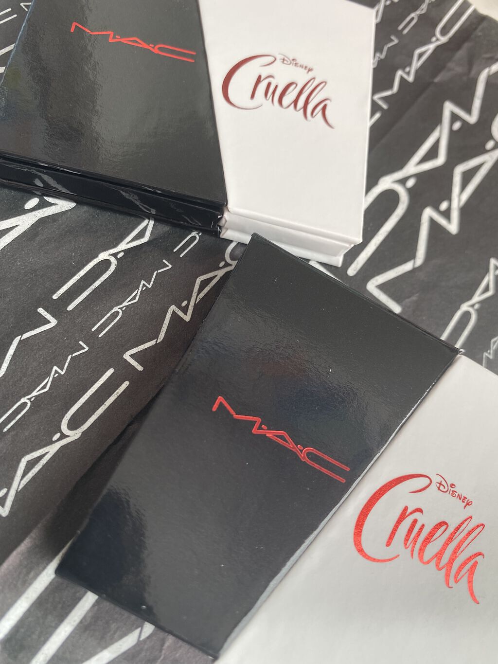 スモール アイシャドウ × 8 クルエラ トゥ ビー カインド/M・A・C/アイシャドウパレットを使ったクチコミ（3枚目）