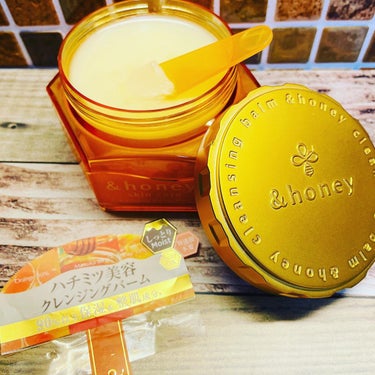 ＝＝＝＝＝＝＝＝＝＝＝＝＝
&honey 
クレンジングバーム モイスト
90g・1,980円(税込)
＝＝＝＝＝＝＝＝＝＝＝＝＝
⁡
肌にうるおいを与えながら落とすハチミツ美容で、
製品の90％以上をハチミツやアルガンオイル、オーガニックヒアルロン酸などの
保湿＆整肌成分で構成された
クレンジングバームです。
⁡
ハニーモイスト成分を配合で
潤いを残しながらメイクをOFF。
しっとり肌へ導いてくれるんだって。
⁡
サクッとしたバーム。
肌の上にのせるととろ〜っと溶けていきます。
⁡
スイートハニーの香りは🍯
ほんのり柑橘系の香りもして
良い匂いでした。
⁡
#アンドハニー #クレンジング #スキンケア 
#クレンジングバーム #PRの画像 その2