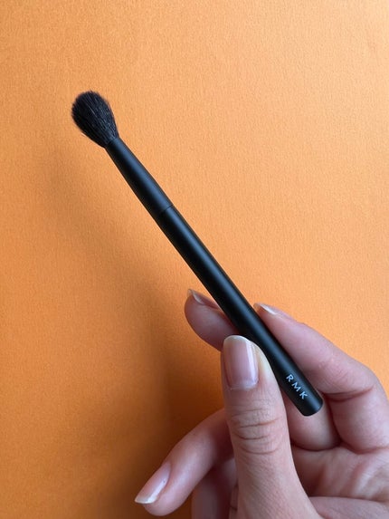 RMK アイシャドウブラシ Bのクチコミ「RMKアイシャドウブラシB
ふわふわで毛足が長いブラシ。
アイホール全体にのばすのに良い🙆.....」(1枚目)