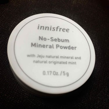 innisfree
No-Sebum
Mineral Powder 

紹介しなくてもコスメ好きの子なら誰でも持ってる必須アイテム🧚🏻‍♂️そんなイメージ

もう去年からずーっと　いい！いい✴︎ってさわ