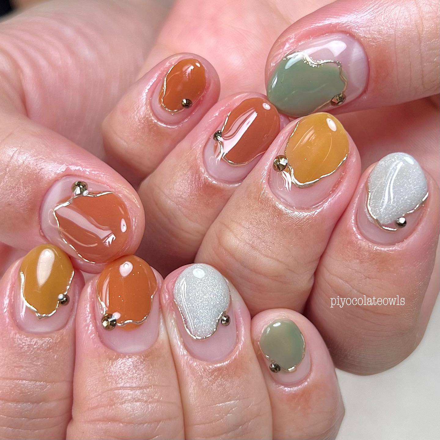 お客様のお持ち込み画像より☺︎

色やらパーツで少しオリジナルを加えて仕上げました。

今回のお持ち込み先のネイルサロン様は
↓↓↓↓↓
 @nail.hlaulea  さま🗽

素敵なデザインを真似させて頂きありがとうございました😊✨