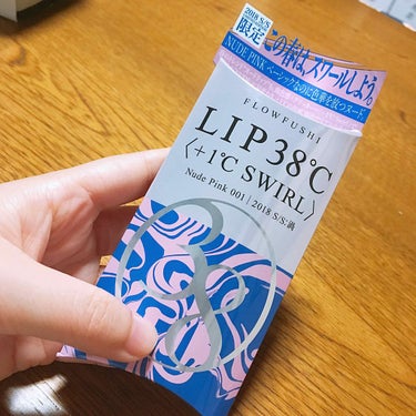 友達からもらいました🤔💞

フローフシのリップトリートメントは初使用です！
塗ってみると唇がぷっくらしてつやつやしていい感じです🤩🎊
でも、私の唇の縦ジワは綺麗に消えることはなかったです🤧
色味はとって