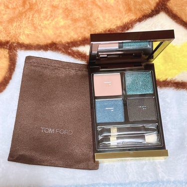 
TOMFORD BEAUTY


アイカラークォード


44ダークオピュレンス


まなざしを際立てるほどにまばゆく輝くティール（ブルー グリーン）とコバルトを、 ベージュとブラックのマットカラーと