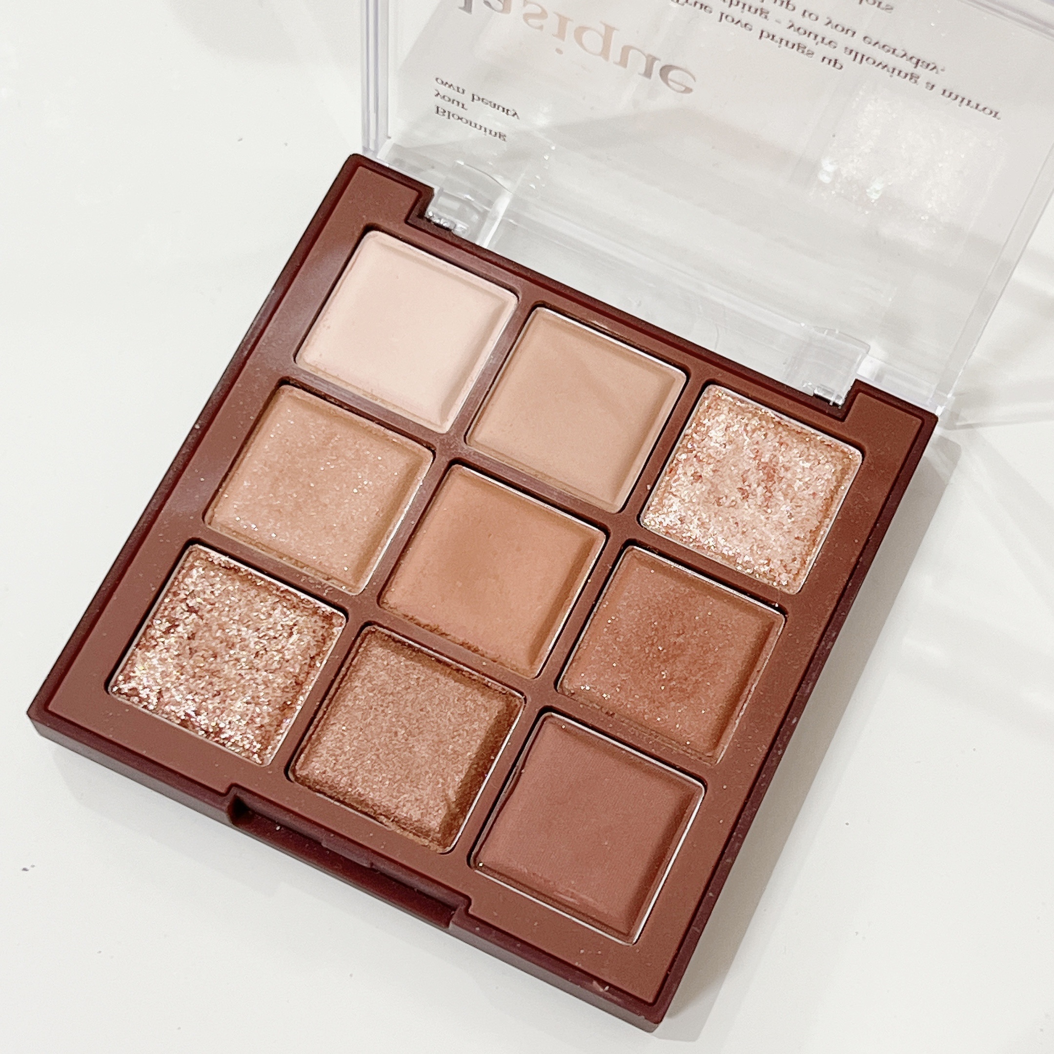 デイジーク
Shadow Palette
#11 Chocolate Fudge

チョコレートのような見た目が可愛すぎるパレット。

中段のカラーを向かって左から順に、アイホール、二重幅、締め色とのせるだけで簡単に盛れるのでよく使っていま