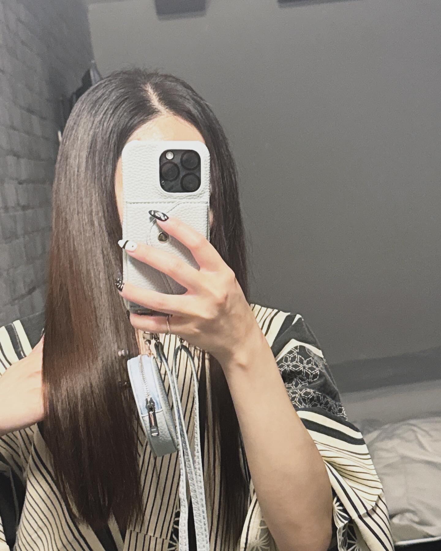 旅行に持って行ったヘアケアの組合せが良すぎた✨

何となく選んで持って行ったけど
帰ってきてからもハマって使ってる😂
外に1日中いたと思えないくらい髪絶好調だった

シャントリ→タオルドライ→ミスト→ミルク→オイル→ドライヤー→8割乾いた