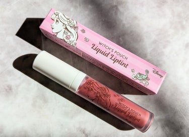 Witch's Pouchのラプンツェルデザインのリップティントです。
最近はマットのティントがお気に入りでよく使ってるけど、ツヤツヤティントもやっぱりかわいいです。
唇がぷるんとします♡
シェリーロゼはくすみ系ピンクなので、イエベの私でも浮かずにいい色味だなと思いました!
唇にピタっと密着するから、よれずに綺麗につくし、もちがいいです。
マスクにも付きにくかったです。
ラプンツェルデザインも可愛くて、使うたびテンション上がります♡
今のところ痒みなどはないけど、全成分見るとちょっと心配な成分があるので敏感肌の人はパッチテストした方がいいかもです。

#コエタス #PR
の画像 その0