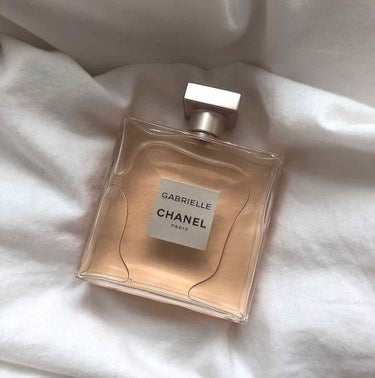 GABRIELLE   CHANEL

こちらの香水は大のお気に入りでよく使っています。


ガブリエル シャネル オードゥ パルファムは、４つの白い花々が、軽やかに光り輝く、ピュアなフローラル ノート