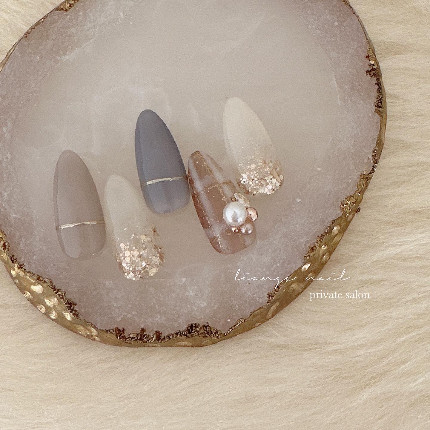 #ネイル,#大人ニュアンスネイル,#ニュアンスネイル,#ジェルネイル,#チェックネイル,#秋ネイル,#ミラーネイル,#ビジューネイル,#パールネイルのネイルデザイン