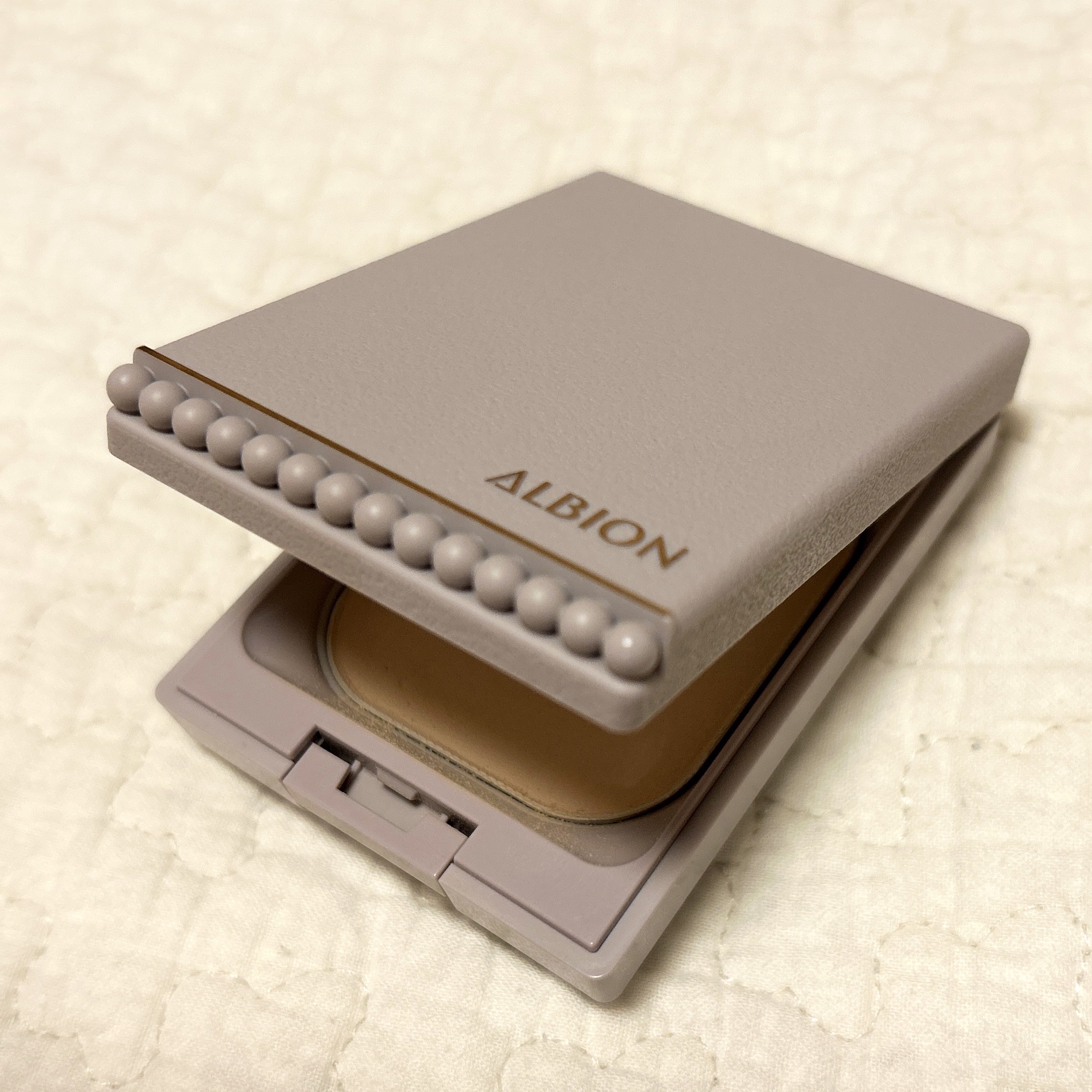 ALBION アルビオン スタジオ  ビューティアス ファンデーションのクチコミ「アルビオン スタジオ  ビューティアス ファンデーション 01

使うと赤ニキビが発生するよう.....」（1枚目）