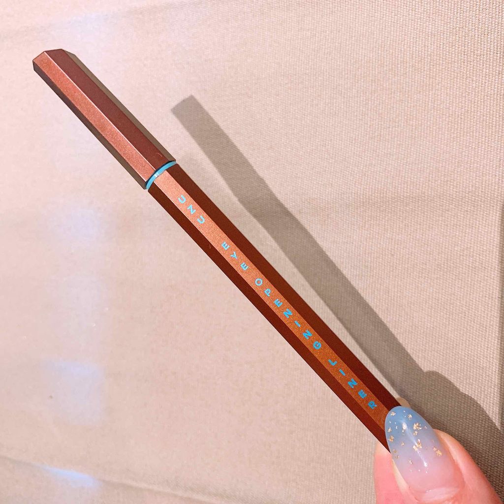EYE OPENING LINER
BROWN
フローフシのモテライナーよりラブライナー派だったのですが、
ウズになってから買って試してみたらすごく描きやすくて、インクの出具合もちょうどよくて気に入りました！

筆はしなやかだけど跳ね上げも