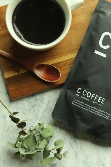 話題のC COFFEE。

ブラックコーヒーは苦手ですが、
これなら飲めます。
食べすぎた後や、
おやつを食べる時に一緒に飲んでいます。

冷たい水でも溶けるのでアイスコーヒーに。
固めてコーヒーゼリー