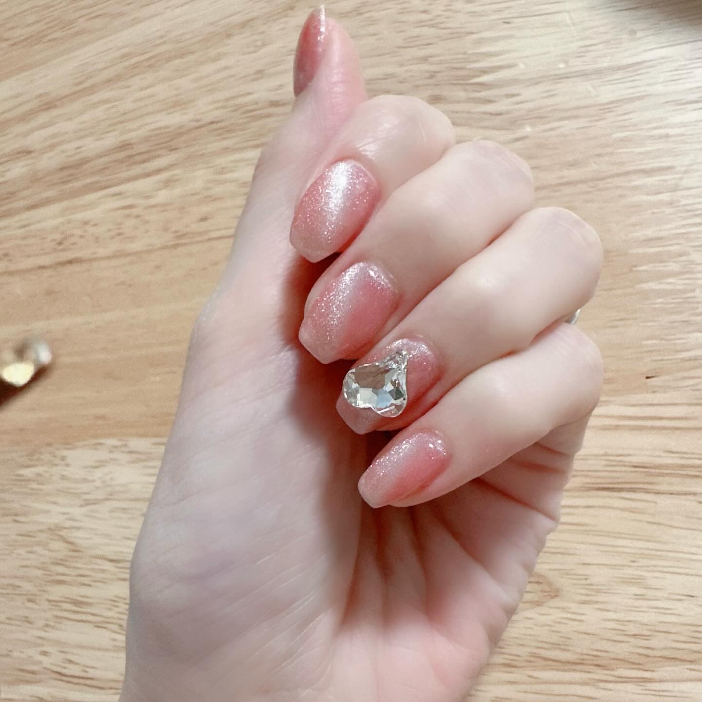 🍓🍓🍓🍓🍓🍓

　　
少し時間経ちましたがニューネイル💅❤️

ピンクのマグネットにハートの
ドデカストーンが最高にきゅん🫶

　
#ジェルネイル #マグネットネイル #ピンクネイル
