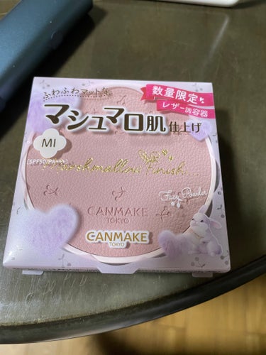 マシュマロフィニッシュパウダーです。
お昼休みに使ってます。サラサラになる！
コスパ最高。